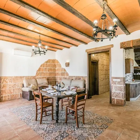 2 Bedroom Gorgeous In Casariche